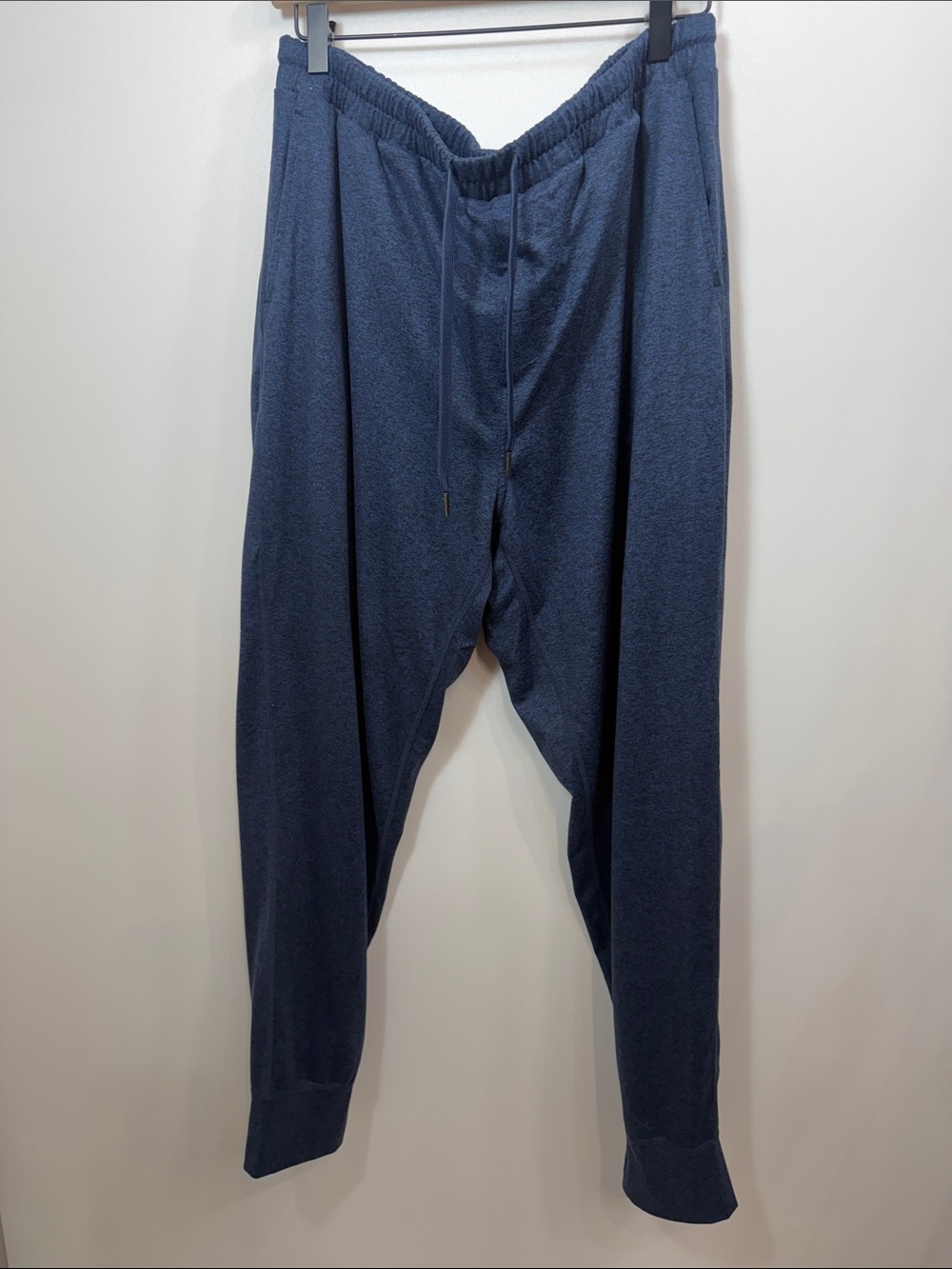 Quince Men’s Flowknit Performance Jogger in Heather Navy size large.